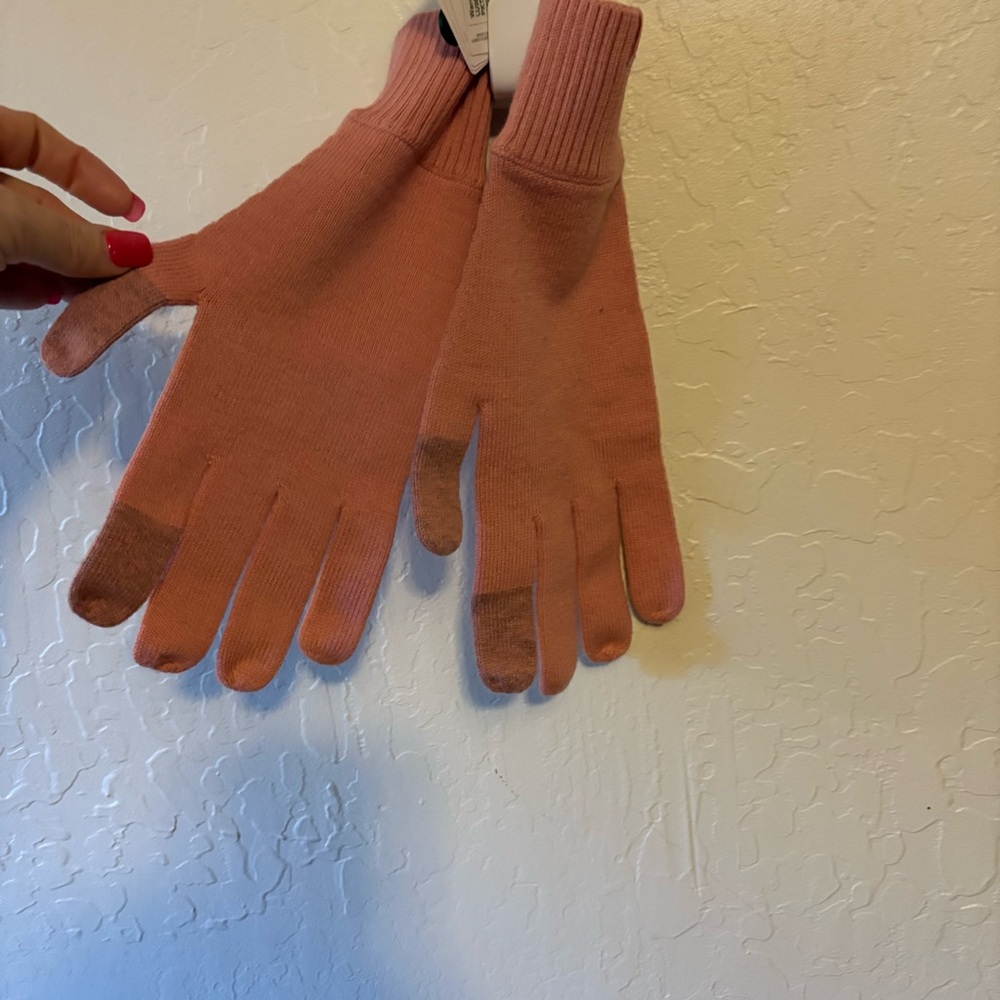 Lululemon Warm Revolution Gloves. NWT. Pink Haze.